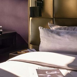 Petite Kamer met een Queen Size Bed